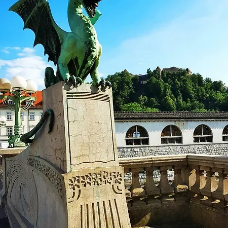 Artistic In Historical Old Town Apartman